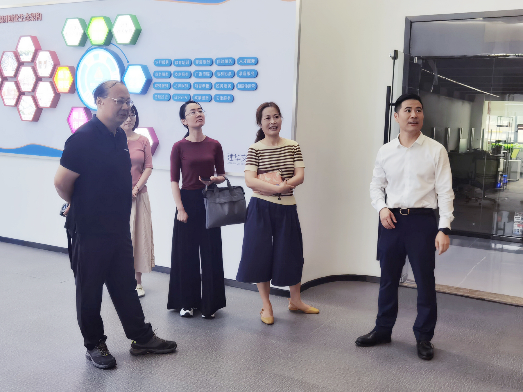 区政协副主席杨俊一行光临3499拉斯维加斯文创集团调研