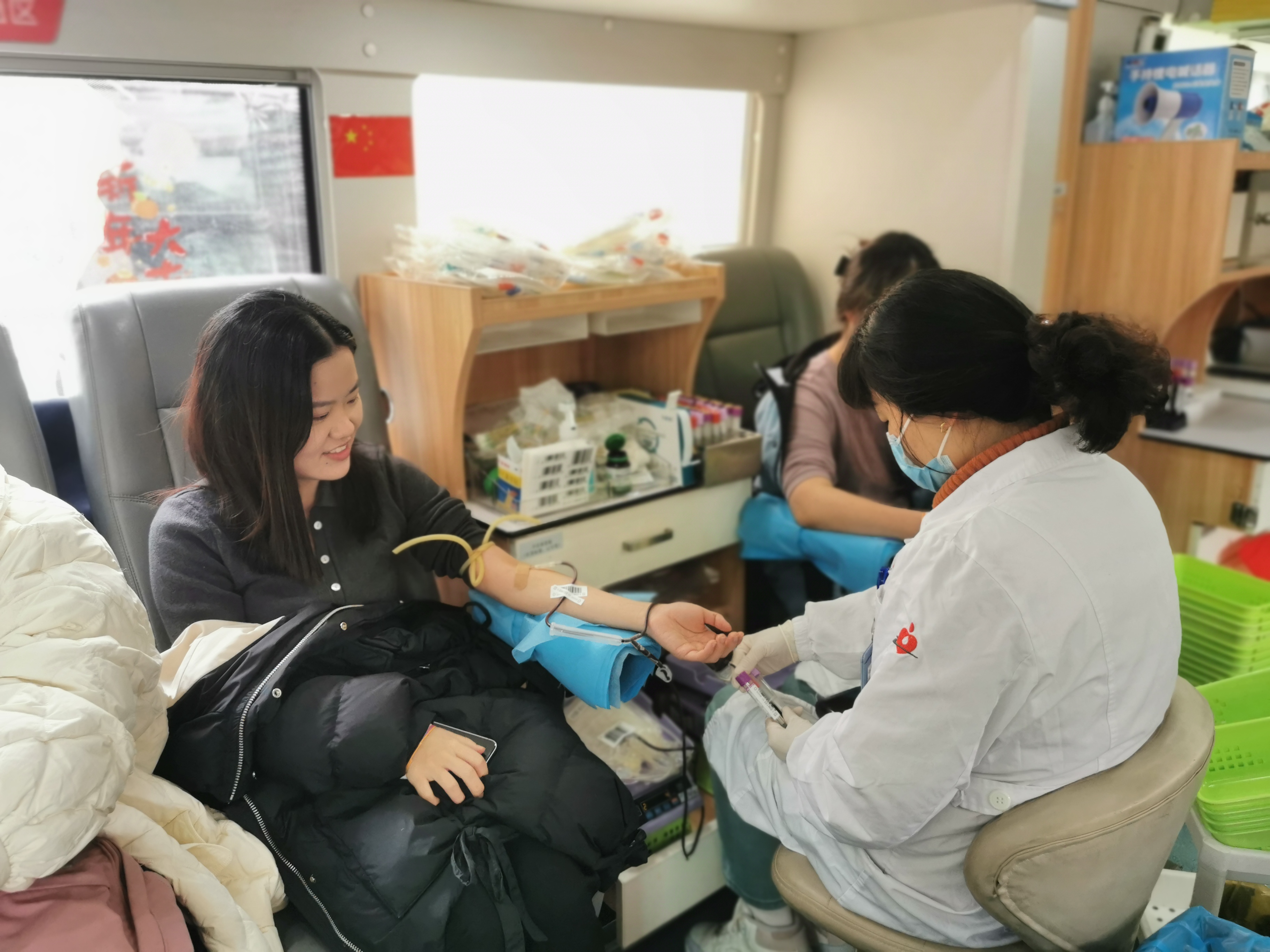 水晶城参加上塘街路无偿献血活动