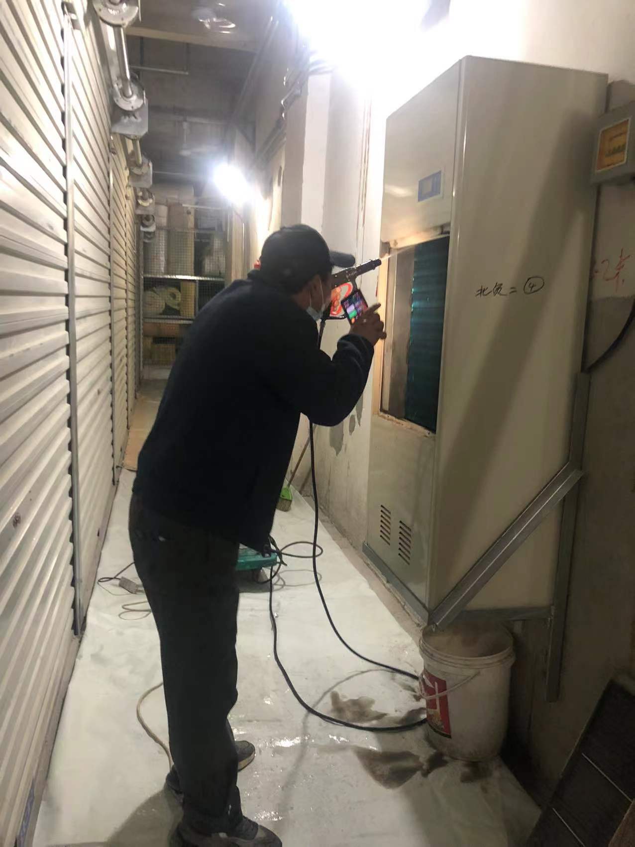 钱江商城对水晶城仓库除湿机进行洗濯