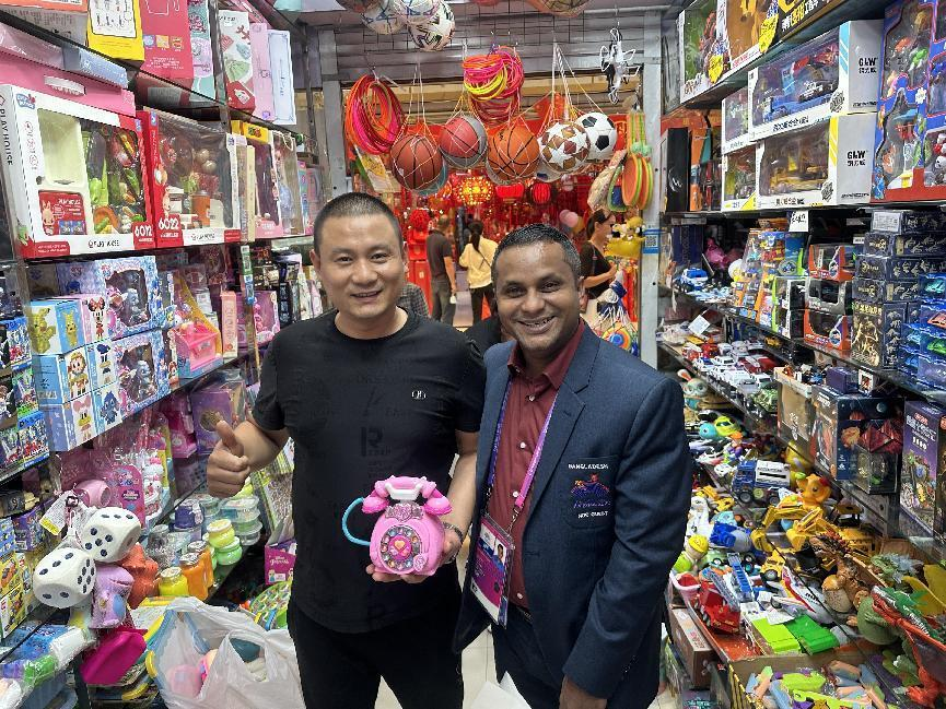 周到服务表籍顾客，展示亚运钱江风采