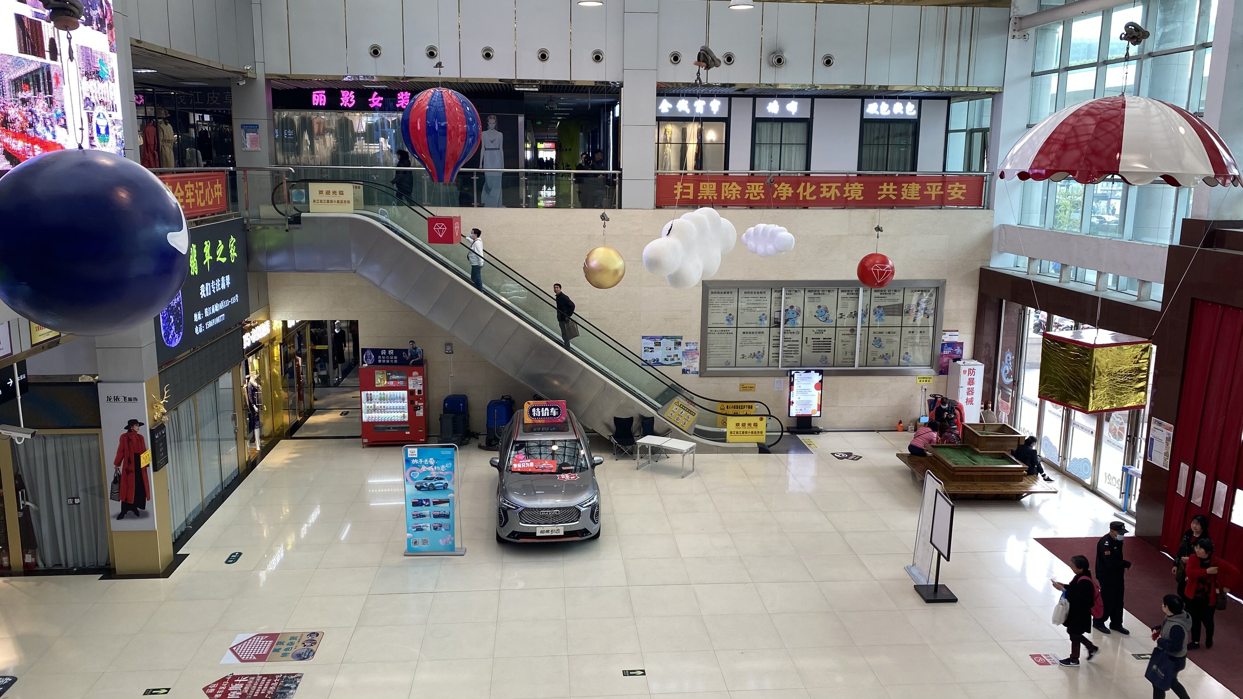 钱江商城更换美陈装璜