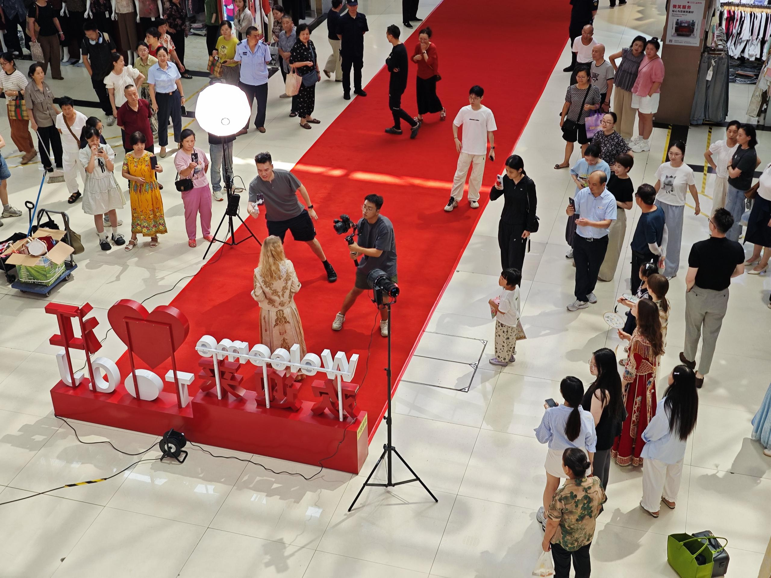 钱江商城进行时尚走秀，多元商品魅力尽显