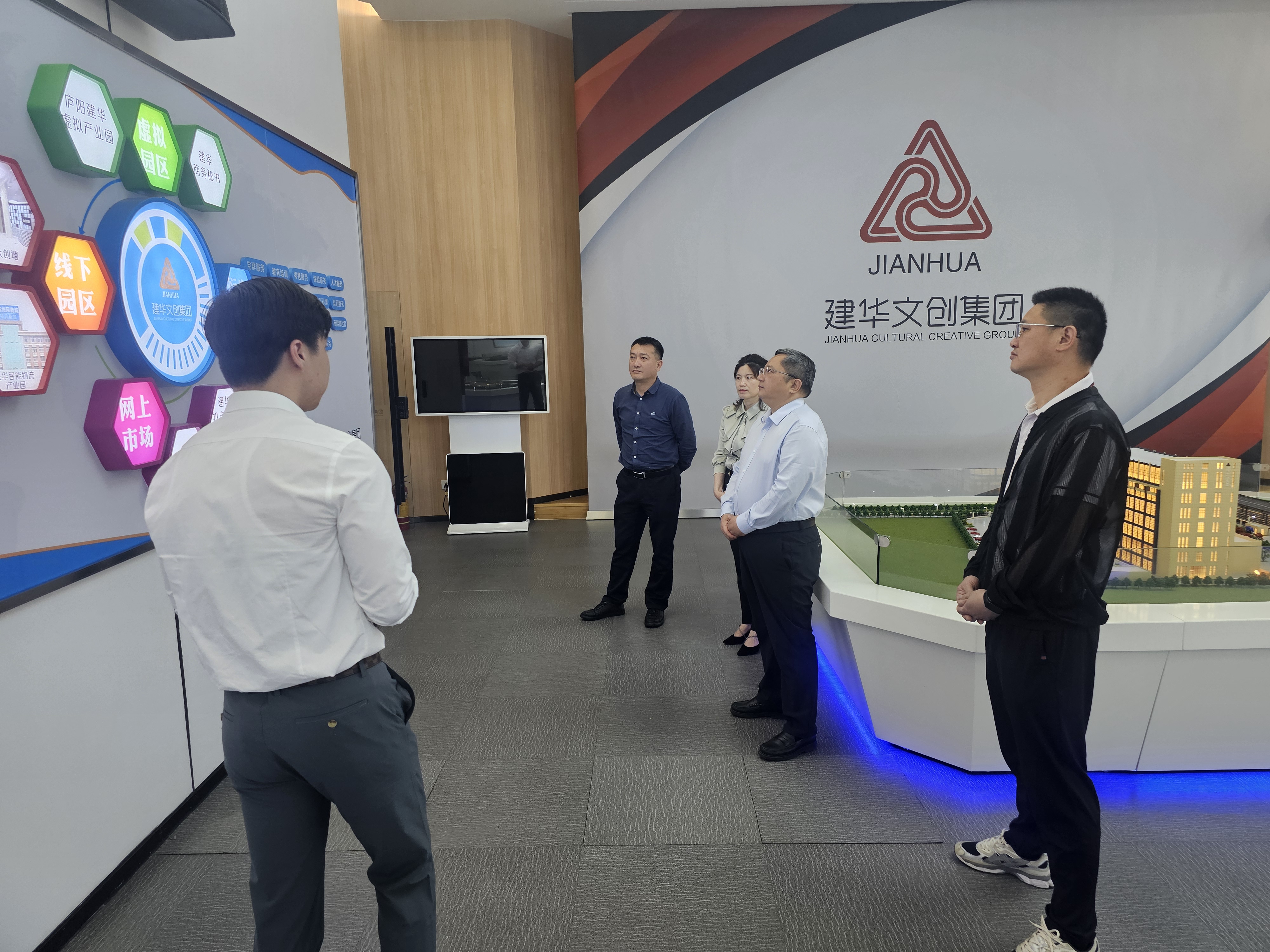 贵溪市人民敌灾市长、经开区书记潘磊一行光临3499拉斯维加斯文创集团调查调研