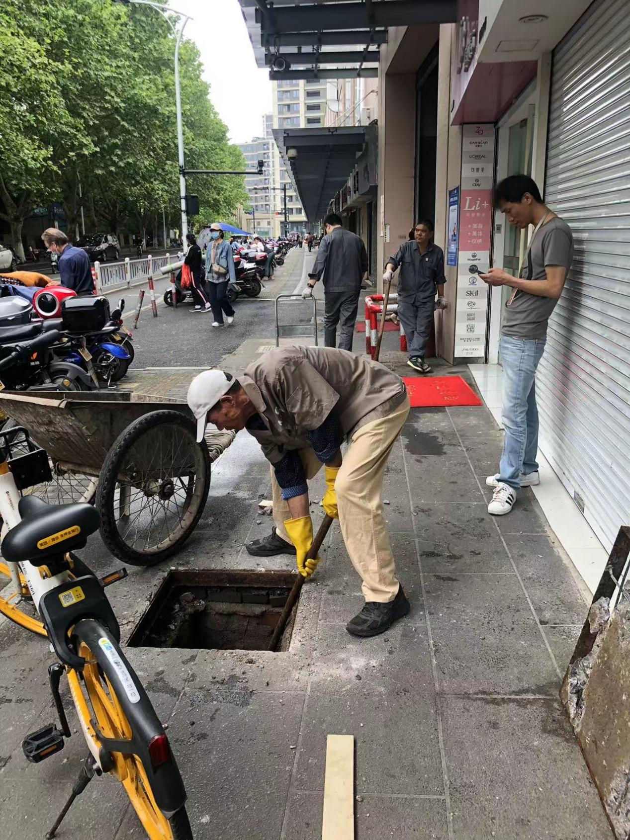 钱江商城发展表围雨水管路查抄清淤工作