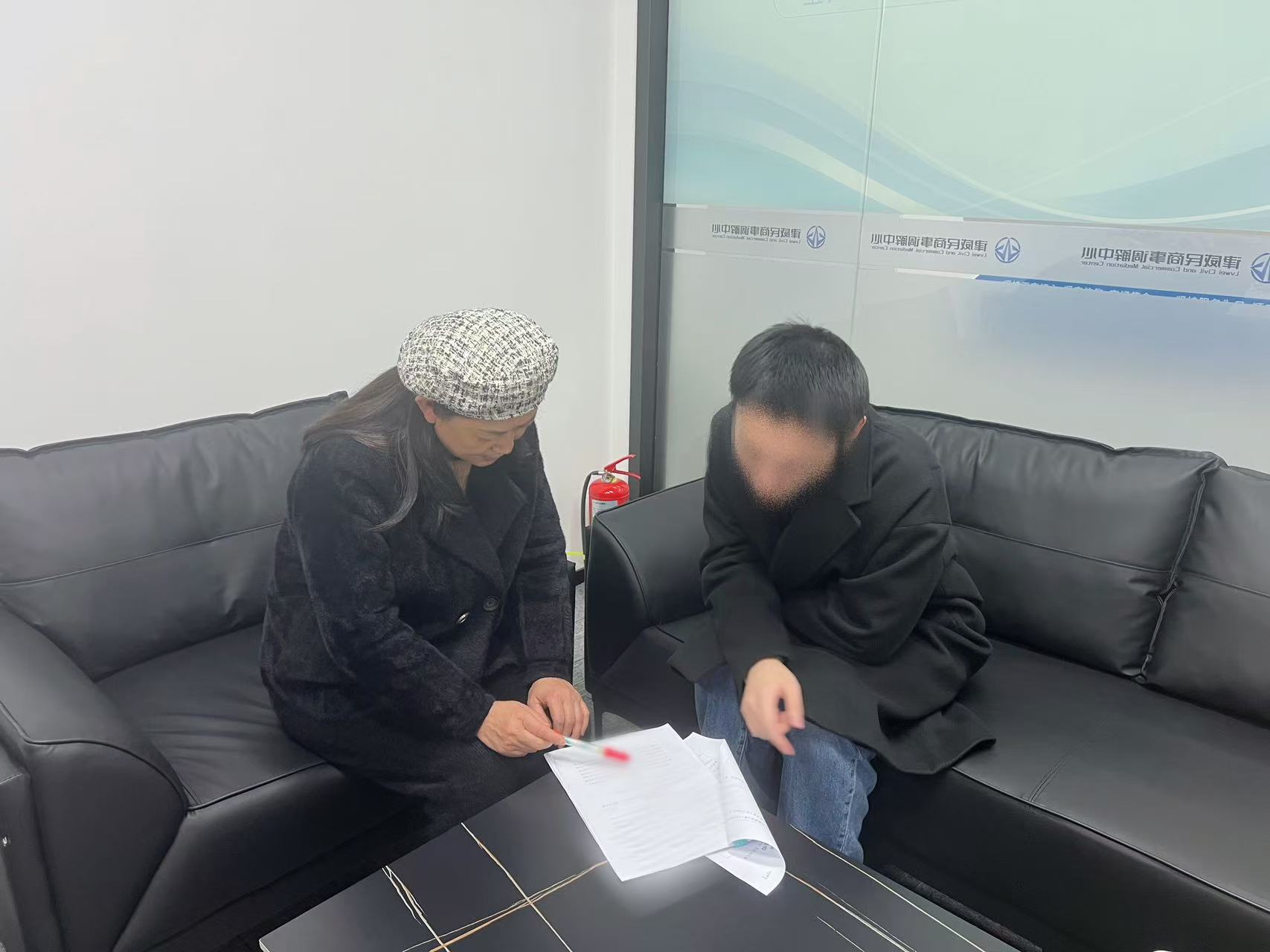 邻里同学债，“背靠背”排解显温情