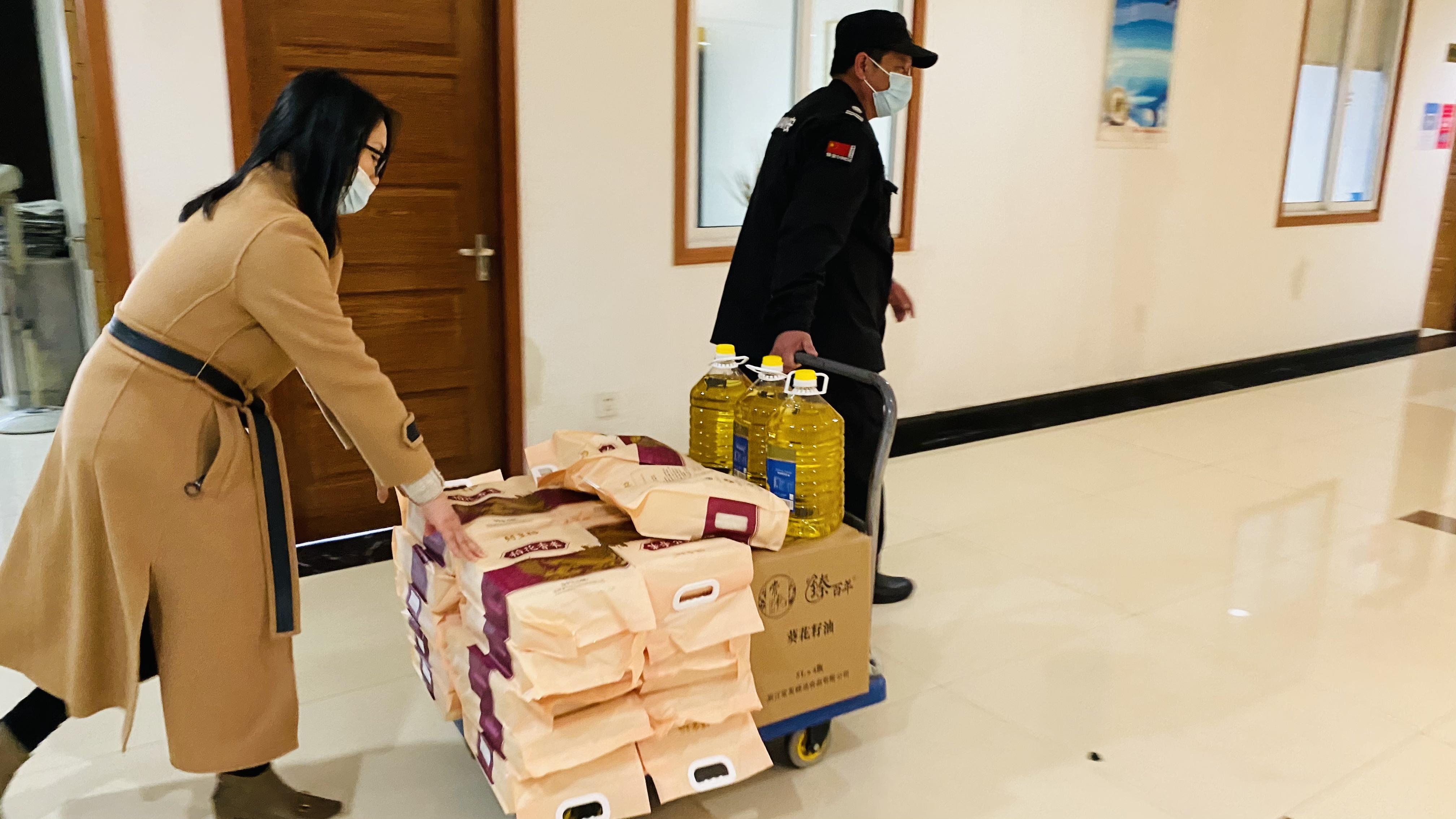 心系员工，温暖新春！ 钱江商城为整个员工发放春节福利