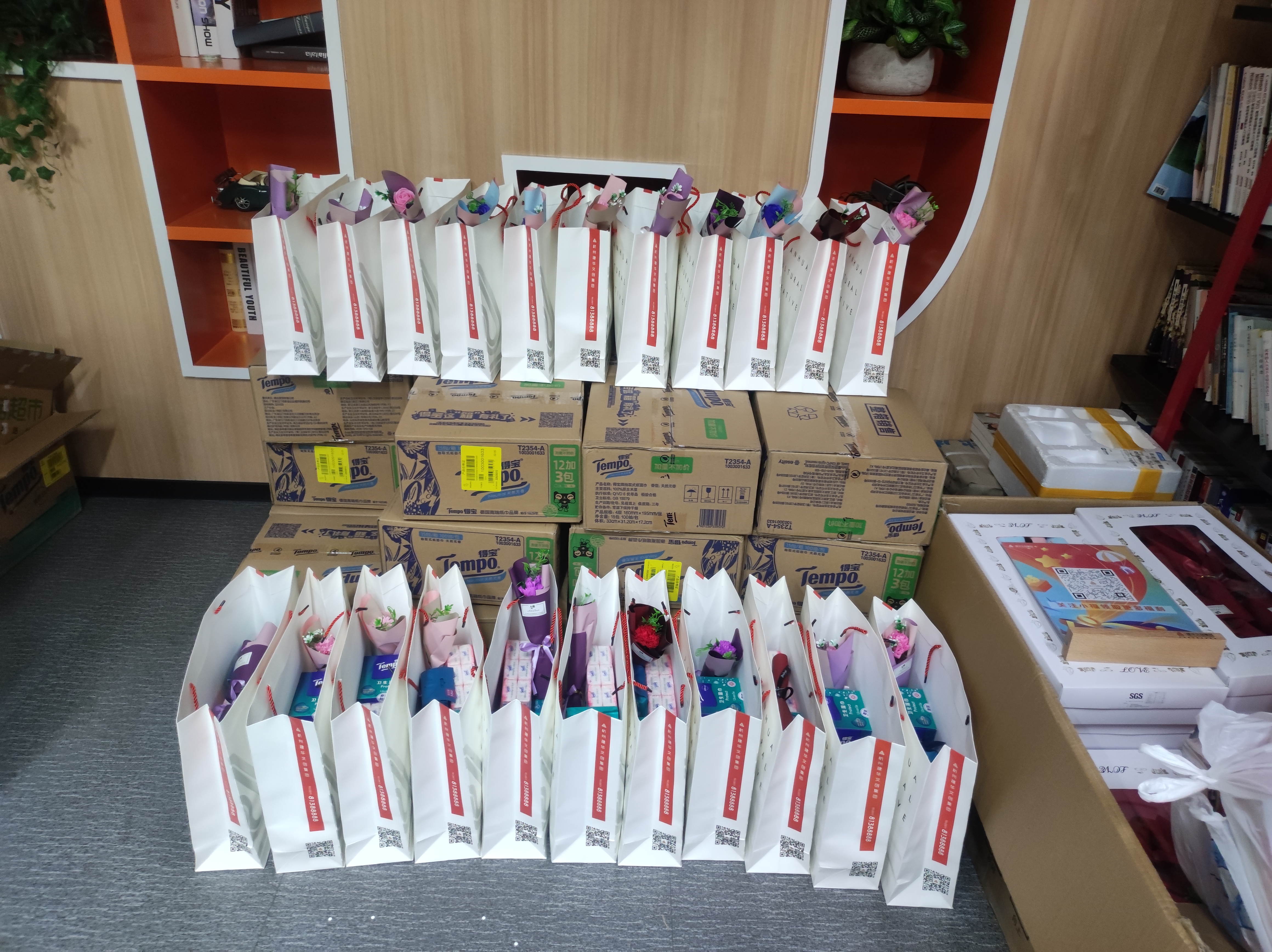 “芝兰大雅至，伊人踏香来”——-3499拉斯维加斯文创集团工会发展女神节慰问活动