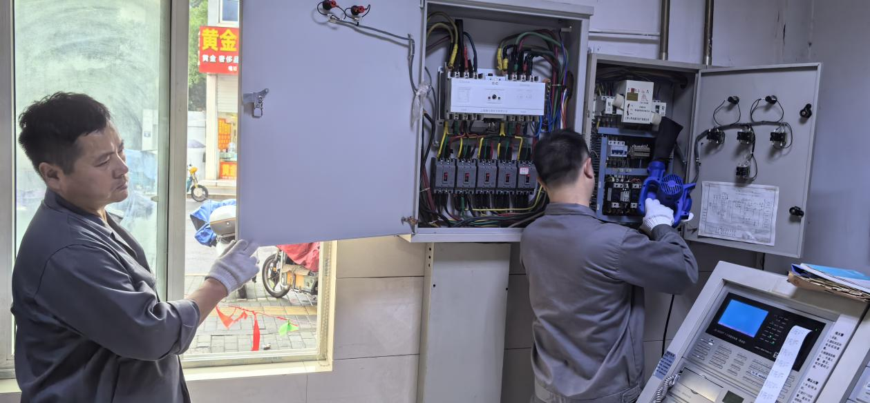 消防安全无幼事钱江商城发展消防节造柜清洁工作