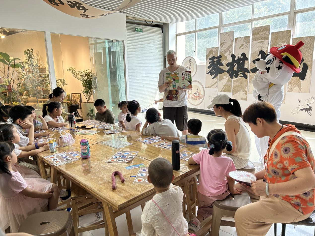 钱江商城父亲节主题表教互动课“爸”气演出