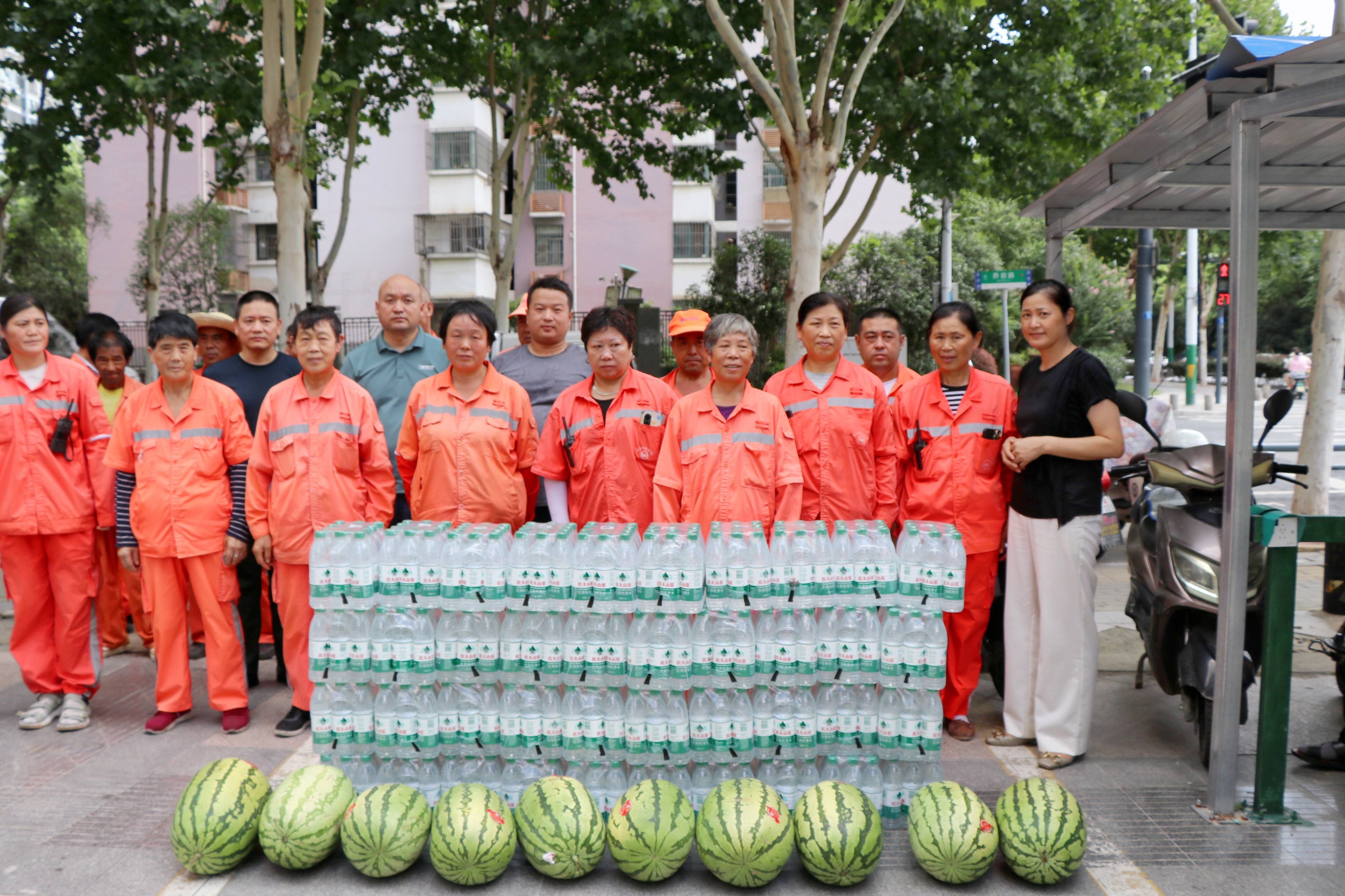  炎暑送清冷，关爱显担任——庐阳3499拉斯维加斯文创园携手爱心企业发展夏季送清冷活动