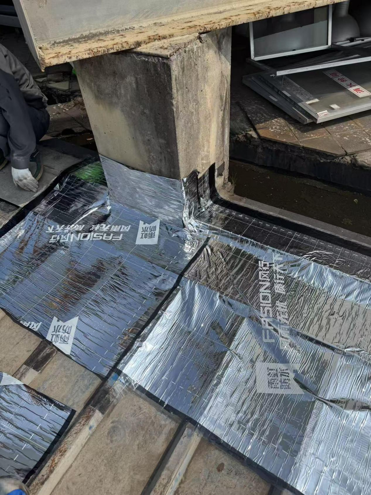 汗水浇筑安全线：钱江商城维建班高效实现防漏建补