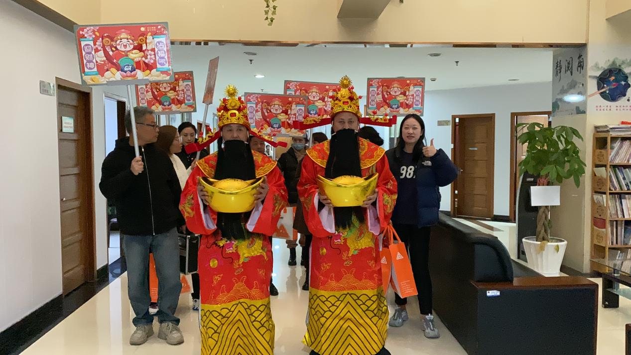 正月十五元宵到，财神到来，请接福！