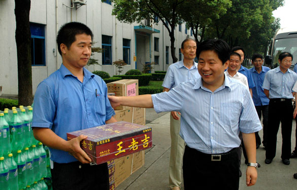 溧阳市代市长苏江华等领导慰问尊龙凯时一线员工