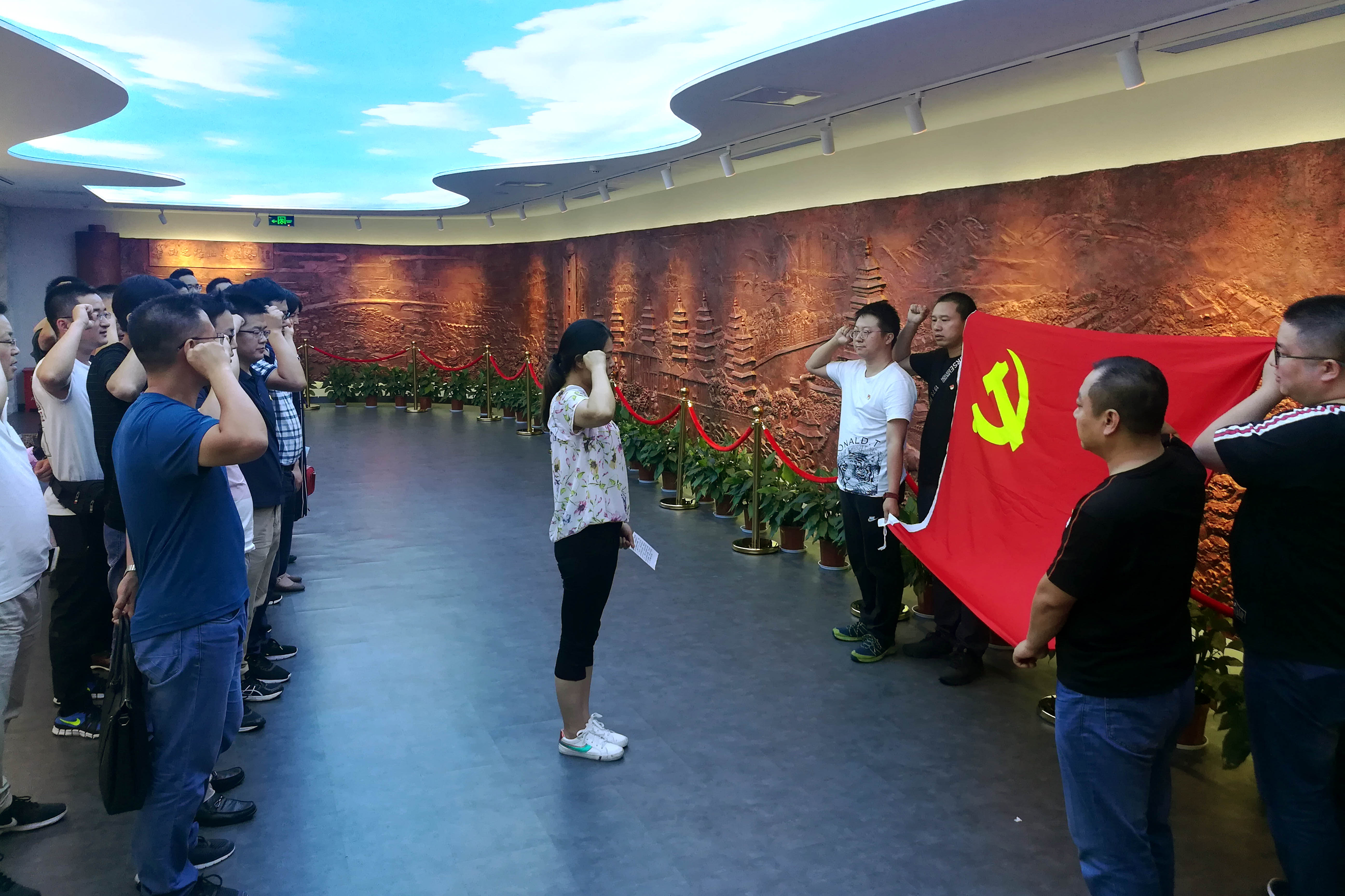 不忘初心、艰苦斗争，尊龙凯时电缆党委组织党员同志赴华西村旅行学习