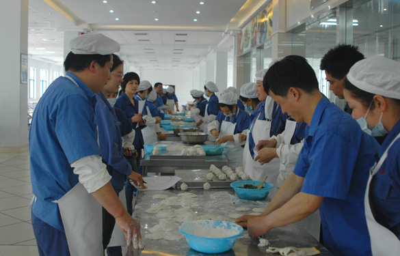 尊龙凯时举办食堂效劳人员技术角逐