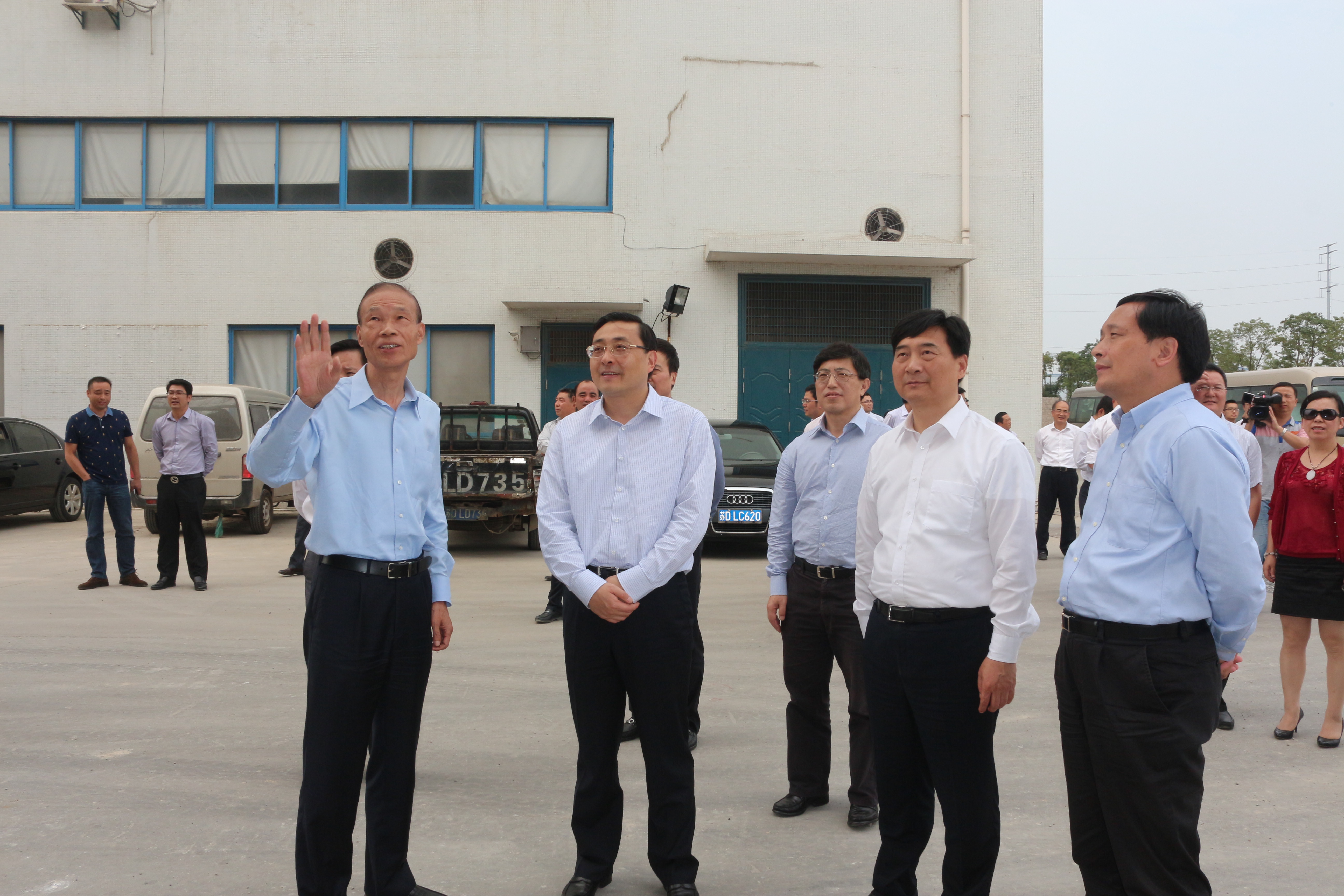 10月10日，常州市市长费高云一行来尊龙凯时电缆督查西厂区三期工程建设情况