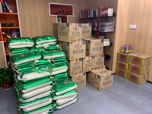 20200122喜迎春节 3499拉斯维加斯文创集团工会组织发放2020年度新春慰问品 (1).jpg