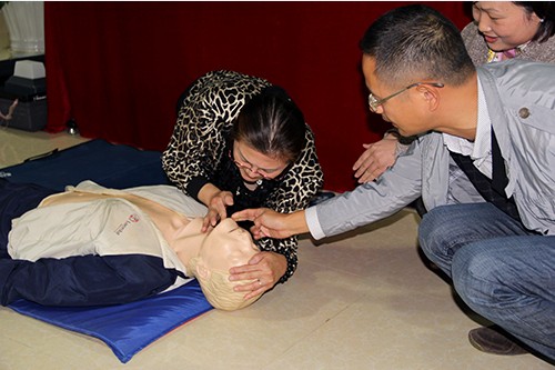 201310243499拉斯维加斯文创园党支部进行应急救护知识培训 (3).jpg