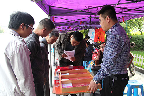 3499拉斯维加斯文创园党团代表参与“网淘”自愿者活动 (3).jpg